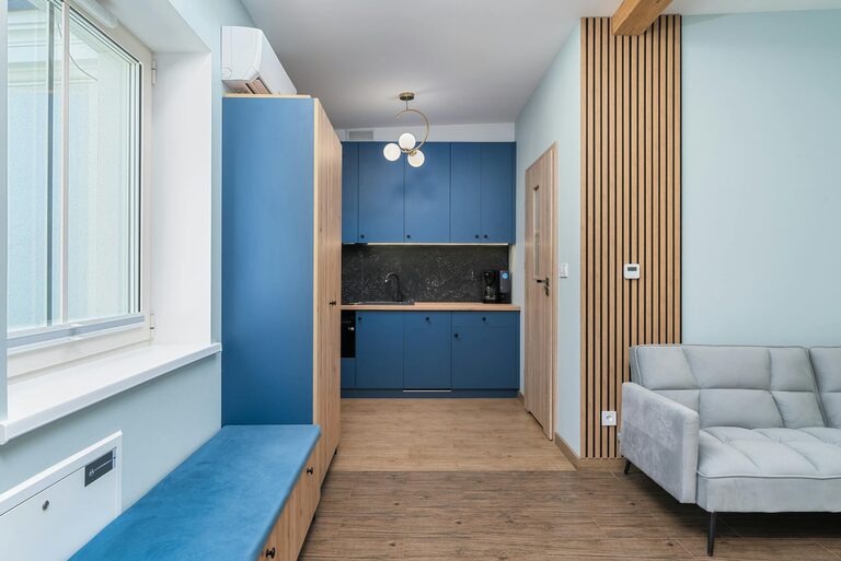 Jak efektywnie zorganizować przestrzeń w małym mieszkaniu dla większego komfortu. Zarejestruj Się Już Teraz.