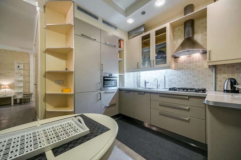 Jak skutecznie organizować przestrzeń w małym mieszkaniu, aby zwiększyć komfort codziennego życia